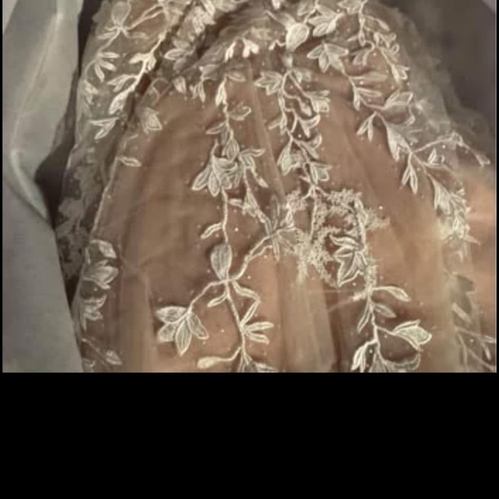 Elegant White Lace Bridal Gown - Picture 2 of 6